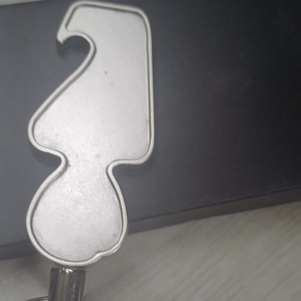 Брелок с функцией открывалки с возможностью изготовления индивидуального дизайна по заказу клиента, серебристый