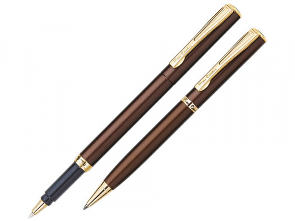 Набор Pierre Cardin коллекция ПАРА (PEN&PEN): ручка шариковая + роллер. Корпус - латунь. Отделка - бронзовое покрытие металлик. Детали дизайна - позолота. Цвет - коричневый